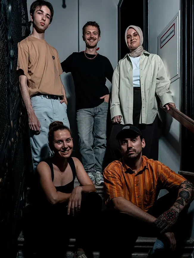 Das designerpart-Team im Stiegenhaus des Studios