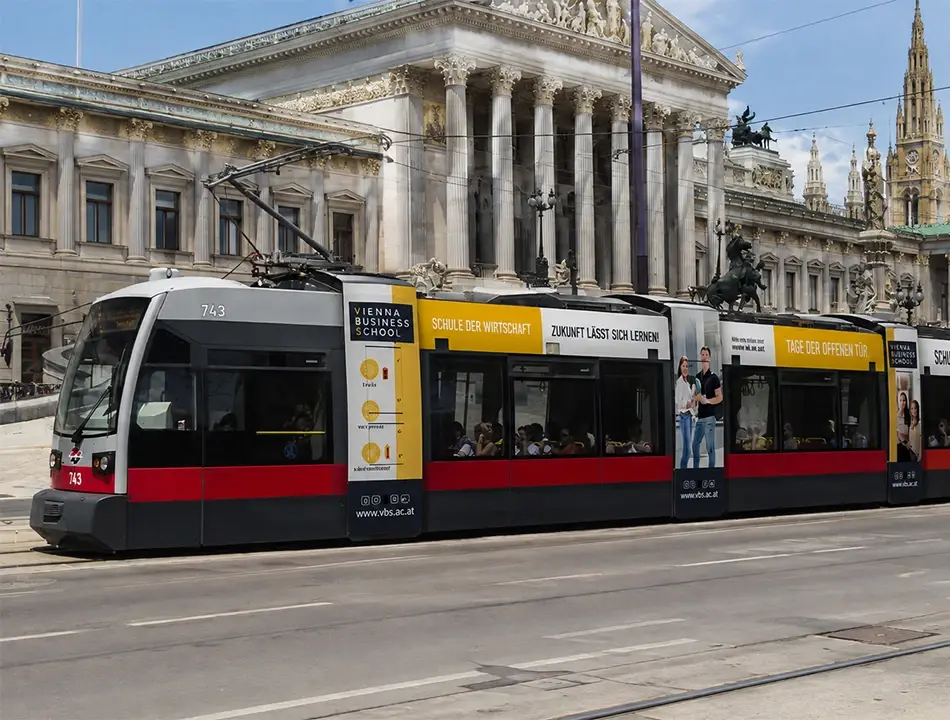 Vienna Business School Straßenbahnbranding